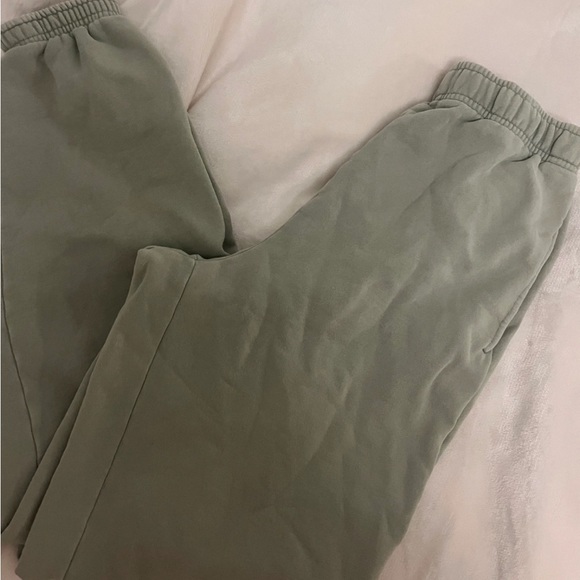green aritzia sweatpants - Picture 4 of 4